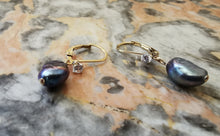 Charger l&#39;image dans la galerie, Boucle oreille DIANE dormeuse avec une perle d&#39;eau douce irrégulière noire
