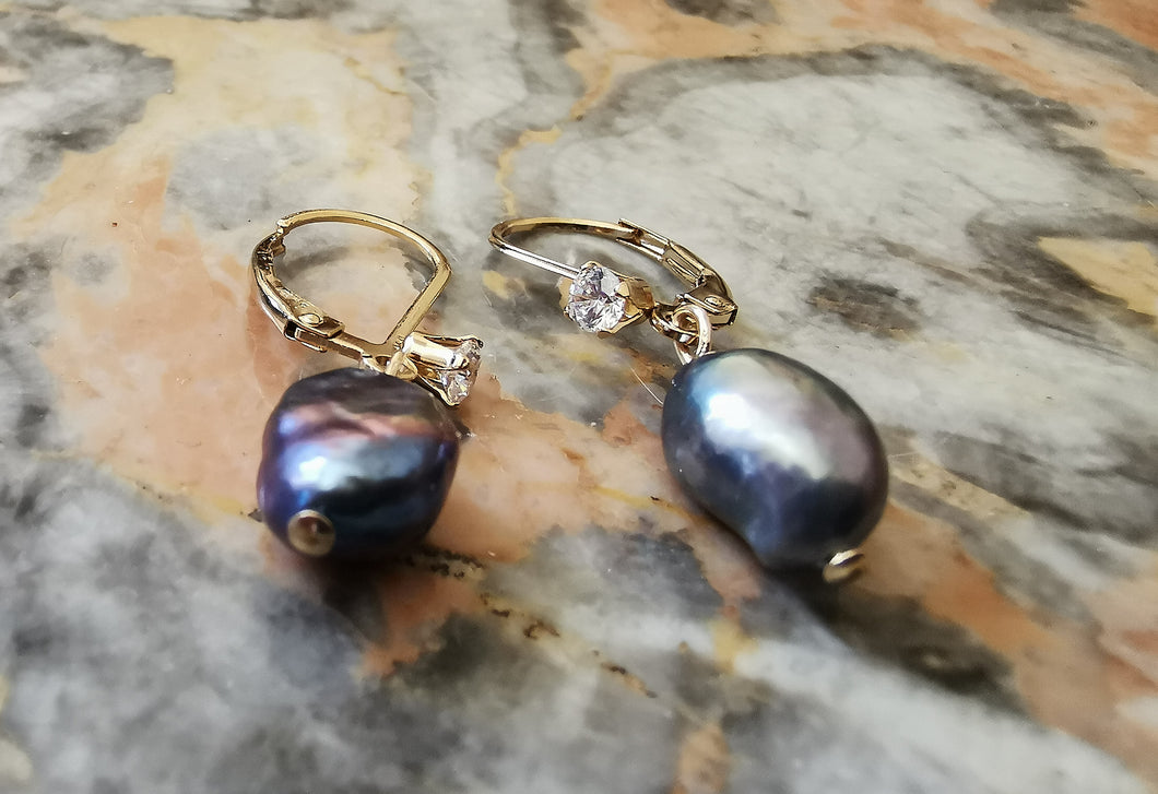 Boucle oreille DIANE dormeuse avec une perle d'eau douce irrégulière noire