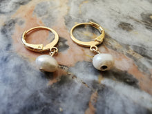 Charger l&#39;image dans la galerie, Boucle oreille CHANTAL mini créole en plaqué or avec perle d&#39;eau douce irrégulière
