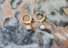 Charger l&#39;image dans la galerie, Boucle oreille CHANTAL mini créole en plaqué or avec perle d&#39;eau douce irrégulière
