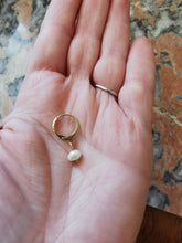 Charger l&#39;image dans la galerie, Boucle oreille CHANTAL mini créole en plaqué or avec perle d&#39;eau douce irrégulière
