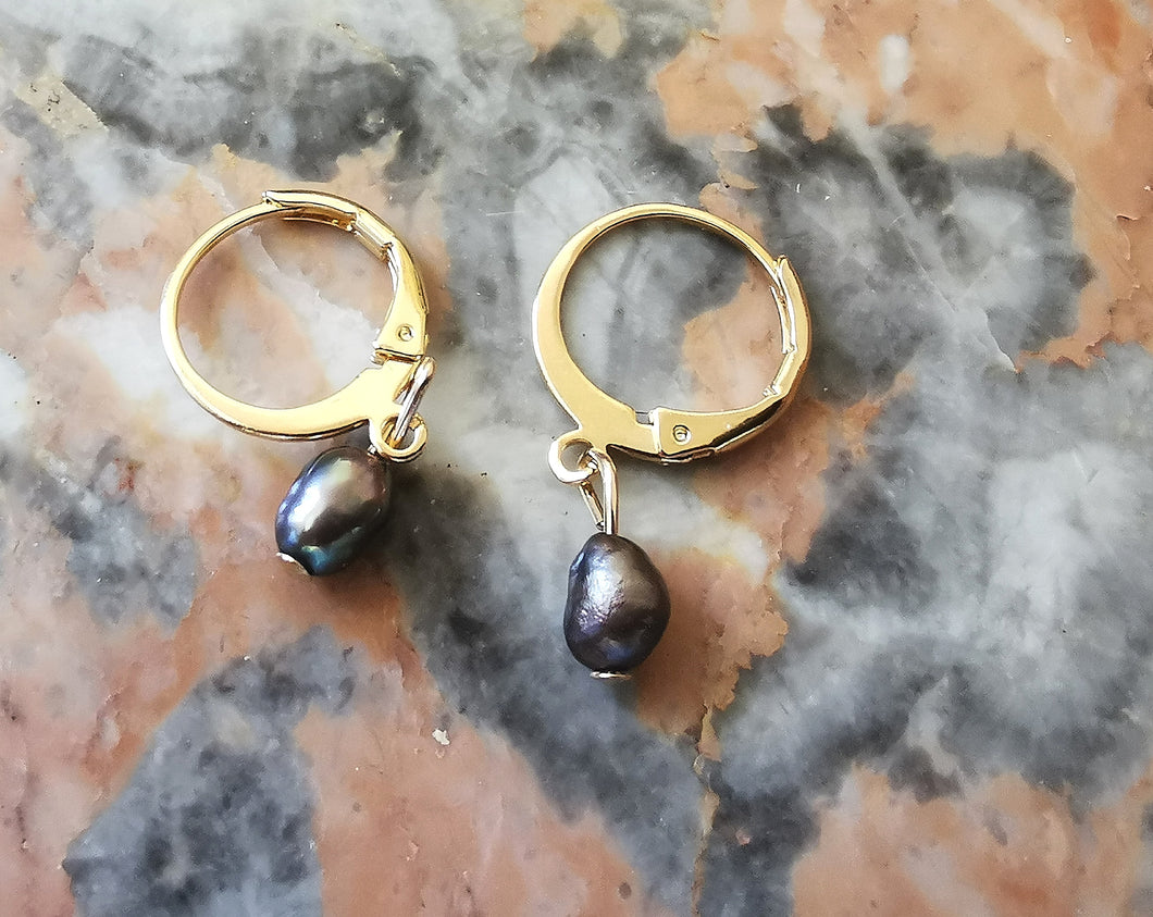 Boucle oreille CHANTAL mini créole en plaqué or avec perle d'eau douce irrégulière