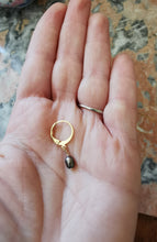 Charger l&#39;image dans la galerie, Boucle oreille CHANTAL mini créole en plaqué or avec perle d&#39;eau douce irrégulière
