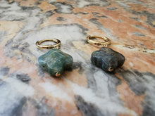Charger l&#39;image dans la galerie, Boucle oreille LUCIE mini créole trèfle en agate indienne
