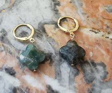 Charger l&#39;image dans la galerie, Boucle oreille LUCIE mini créole trèfle en agate indienne
