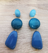 Charger l&#39;image dans la galerie, Boucle oreille Ursula en résine bleue

