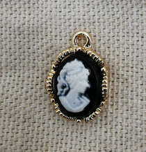 Charger l&#39;image dans la galerie, Charms pendentif SIDONIE camé doré et noir
