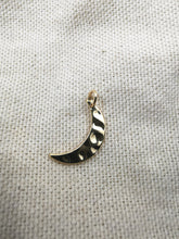 Charger l&#39;image dans la galerie, Charms pendentif SELENE croissant de lune martelé doré
