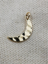 Charger l&#39;image dans la galerie, Charms pendentif SELENE croissant de lune martelé doré
