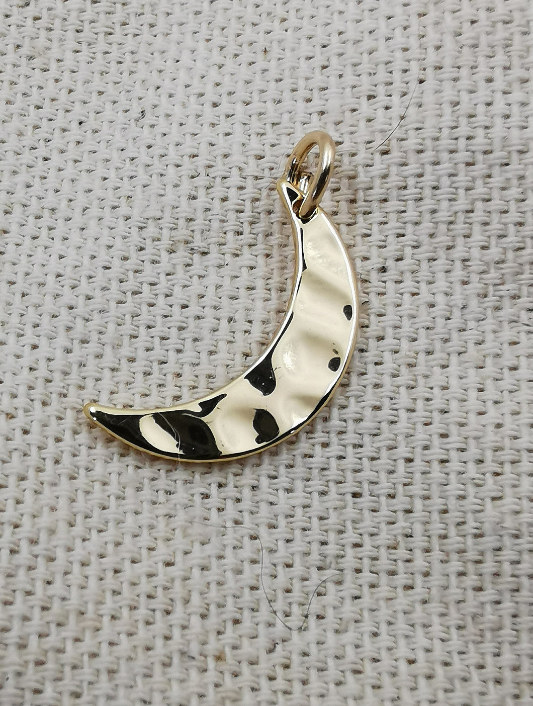 Charms pendentif SELENE croissant de lune martelé doré