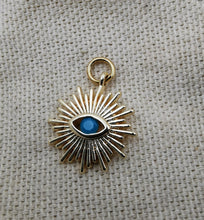 Charger l&#39;image dans la galerie, Charms pendentif HORUS soleil doré avec oeil bleu
