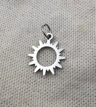 Charger l&#39;image dans la galerie, Charms pendentif RÂ soleil
