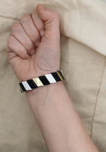 Charger l&#39;image dans la galerie, Bracelet NATHALIE en perle japonaises noire, blanche et doré
