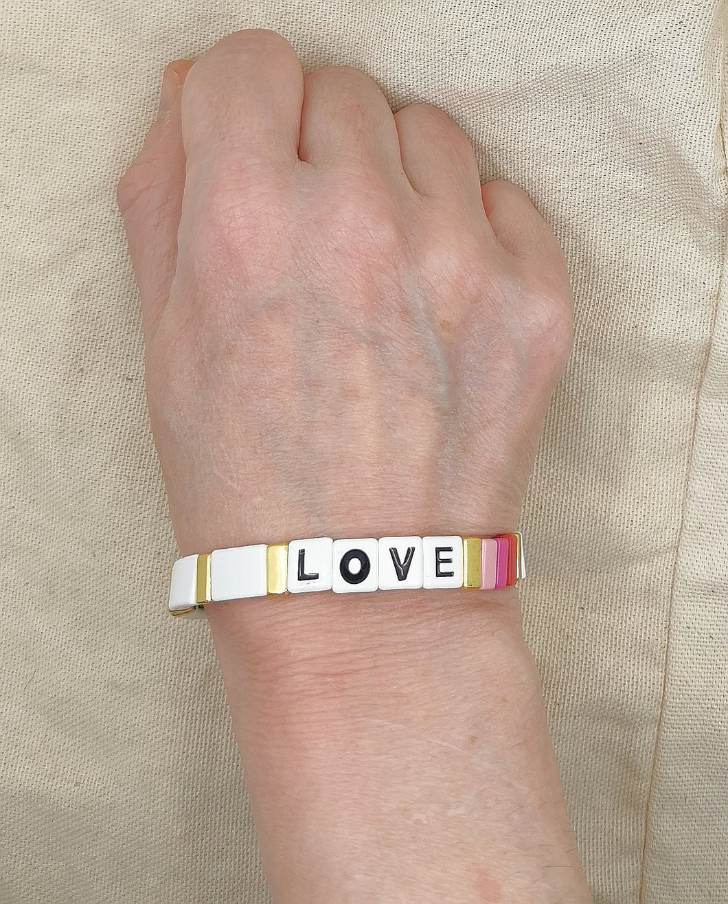 Bracelet CAROLINE en perle japonaises LOVE rose, blanche et doré