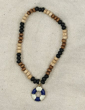 Charger l&#39;image dans la galerie, Bracelet MAYFLOWER avec perle en bois et pendentif bouée
