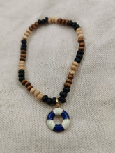 Charger l&#39;image dans la galerie, Bracelet MAYFLOWER avec perle en bois et pendentif bouée
