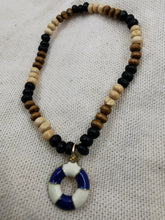 Charger l&#39;image dans la galerie, Bracelet MAYFLOWER avec perle en bois et pendentif bouée
