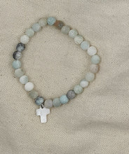 Charger l&#39;image dans la galerie, Bracelet JEAN avec perle en amazonite et pendentif croix en nacre
