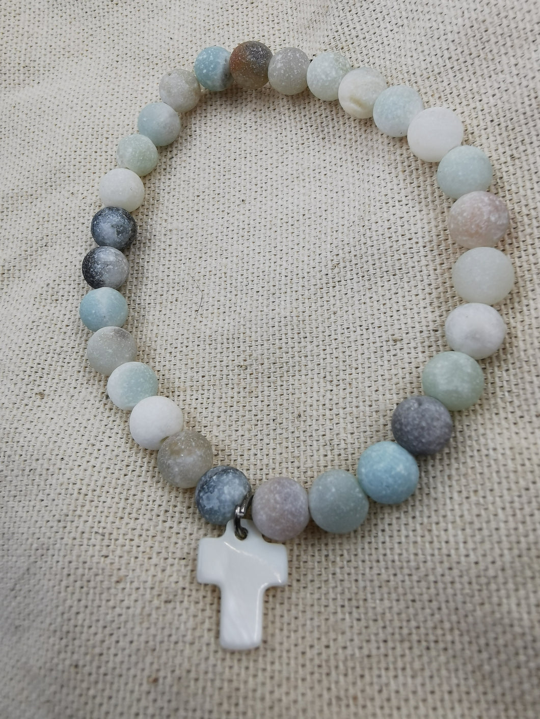 Bracelet JEAN avec perle en amazonite et pendentif croix en nacre