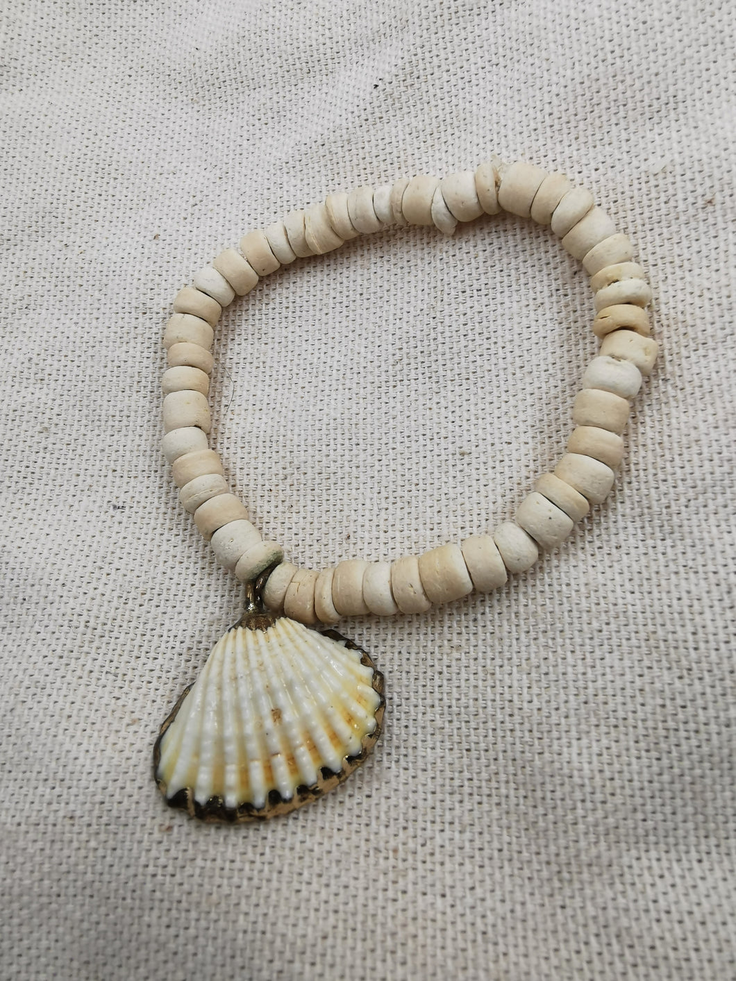 Bracelet CASITA avec perle en bois et pendentif coquillage
