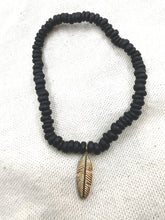 Charger l&#39;image dans la galerie, Bracelet INDIANA avec perle en bois et pendentif plume doré
