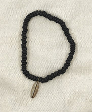 Charger l&#39;image dans la galerie, Bracelet INDIANA avec perle en bois et pendentif plume doré
