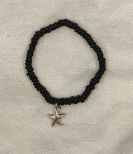 Charger l&#39;image dans la galerie, Bracelet NIAGARA avec perle en bois et pendentif étoile de mer doré

