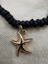 Charger l&#39;image dans la galerie, Bracelet NIAGARA avec perle en bois et pendentif étoile de mer doré
