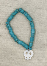 Charger l&#39;image dans la galerie, Bracelet ANUBIS avec perle en turquoise reconstituées et pendentif tête de mort en nacre
