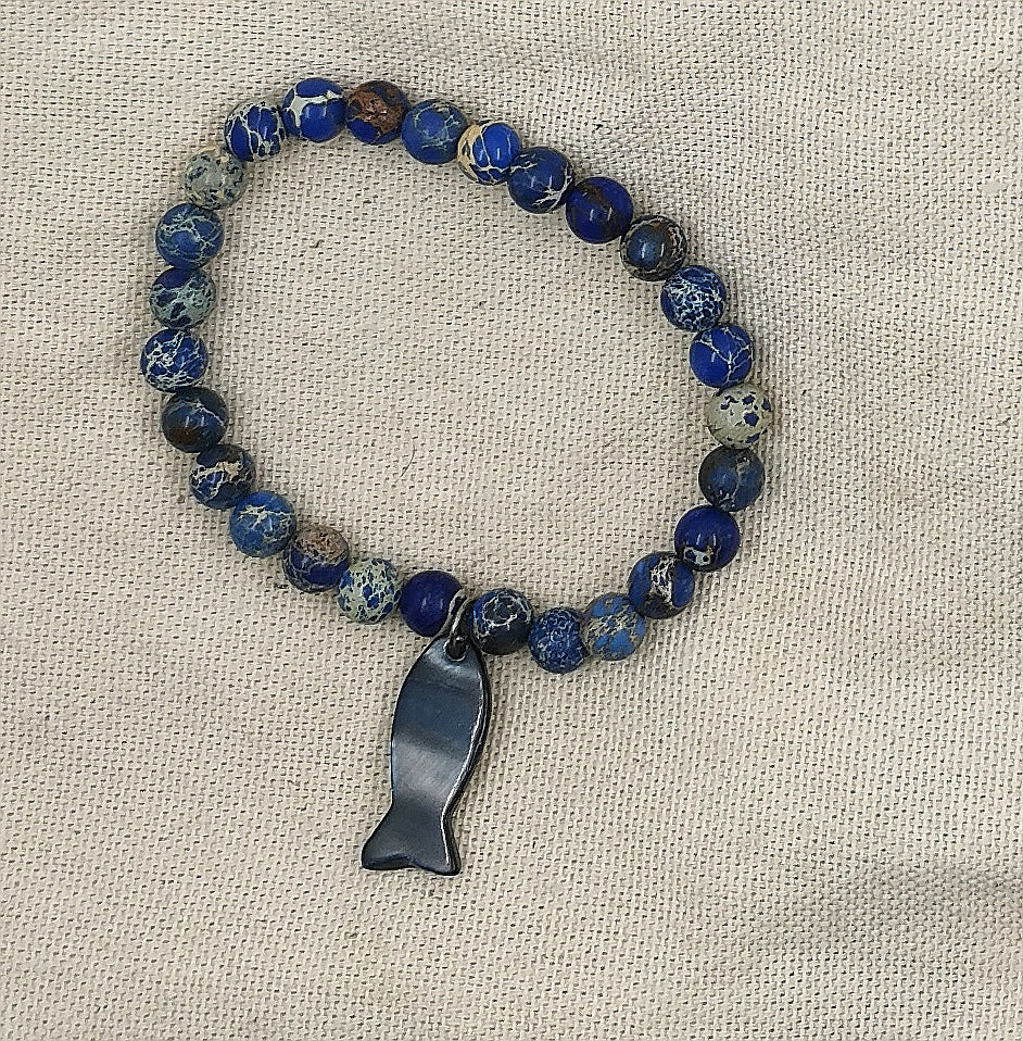 Bracelet DAGON avec perle en lapis lazuli et pendentif poisson en nacre