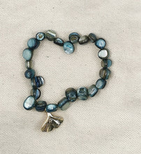 Charger l&#39;image dans la galerie, Bracelet TOKIO avec perle en coquillage et pendentif ginkgo
