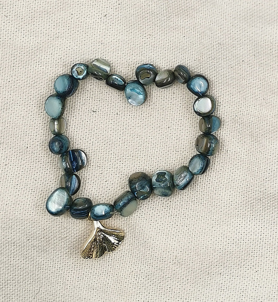 Bracelet TOKIO avec perle en coquillage et pendentif ginkgo