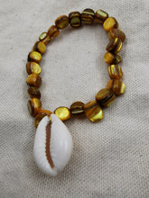 Charger l&#39;image dans la galerie, Bracelet SALINE avec perle en coquillage et pendentif cauri naturel

