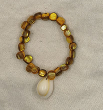Charger l&#39;image dans la galerie, Bracelet SALINE avec perle en coquillage et pendentif cauri naturel
