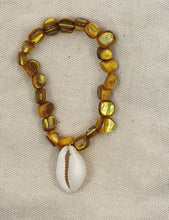 Charger l&#39;image dans la galerie, Bracelet SALINE avec perle en coquillage et pendentif cauri naturel
