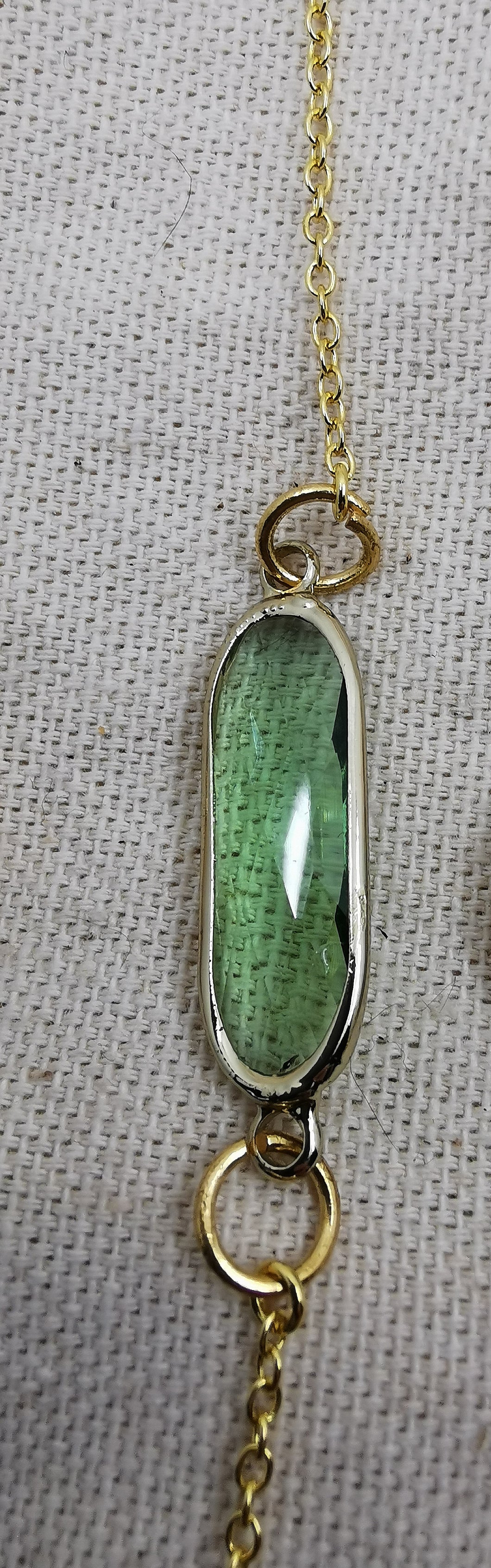 Bracelet CAPRI avec une perle rectangulaire en verre verte
