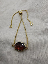 Charger l&#39;image dans la galerie, Bracelet QUEEN avec une perle en verre couleur grenat
