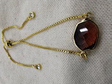 Charger l&#39;image dans la galerie, Bracelet QUEEN avec une perle en verre couleur grenat
