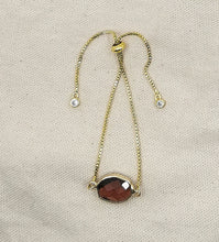Charger l&#39;image dans la galerie, Bracelet QUEEN avec une perle en verre couleur grenat
