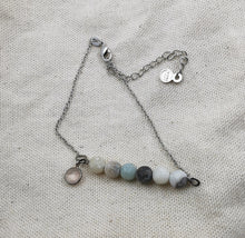 Charger l&#39;image dans la galerie, Bracelet MELANIPPE avec perle en amazonite et breloque en quartz rose

