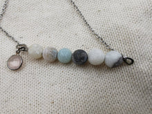 Charger l&#39;image dans la galerie, Bracelet MELANIPPE avec perle en amazonite et breloque en quartz rose
