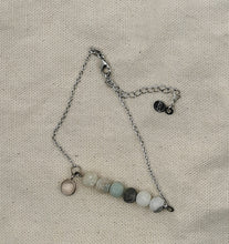 Charger l&#39;image dans la galerie, Bracelet MELANIPPE avec perle en amazonite et breloque en quartz rose
