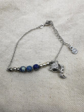 Charger l&#39;image dans la galerie, Bracelet KITSUNE avec perle en Lapis Lazuli et pendentif tète de renard
