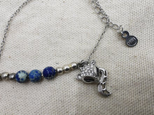 Charger l&#39;image dans la galerie, Bracelet KITSUNE avec perle en Lapis Lazuli et pendentif tète de renard
