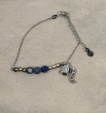 Charger l&#39;image dans la galerie, Bracelet KITSUNE avec perle en Lapis Lazuli et pendentif tète de renard
