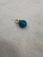 Charger l&#39;image dans la galerie, Charms pendentif JULIETTE en apatite bleue
