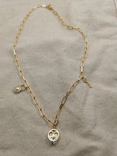 Charger l&#39;image dans la galerie, Collier VALENTINE maille rectangle avec 3 pendentifs amour
