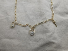 Charger l&#39;image dans la galerie, Collier VALENTINE maille rectangle avec 3 pendentifs amour
