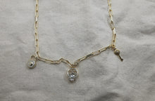 Charger l&#39;image dans la galerie, Collier VALENTINE maille rectangle avec 3 pendentifs amour
