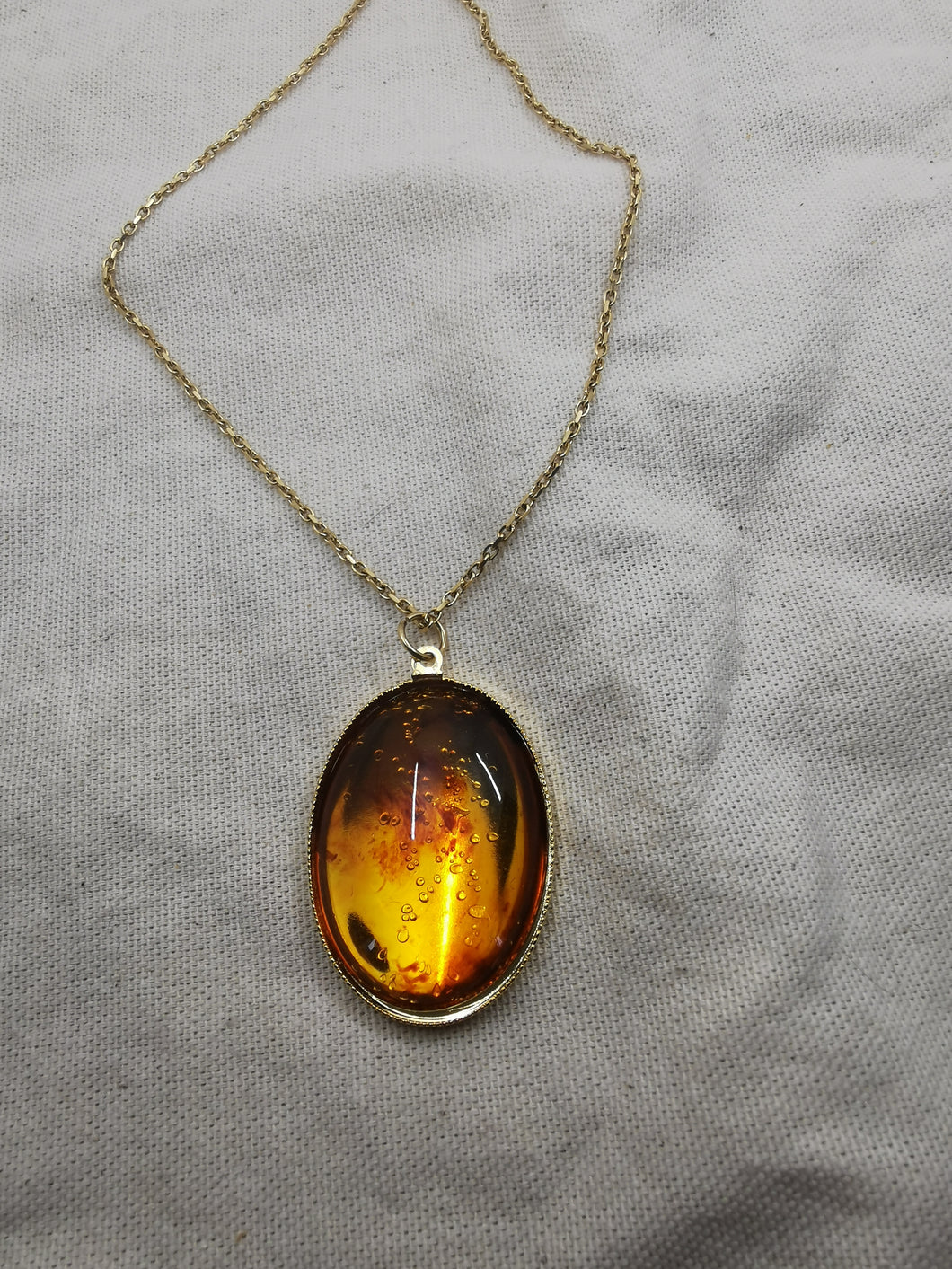Collier sautoir AMBROSIOS. chaine en acier inoxydable  et médaillon ambre